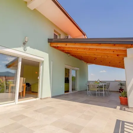 House Anetta With 5 Bedrooms Imotski