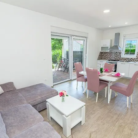 House Anetta With 5 Bedrooms Hébergement de vacances