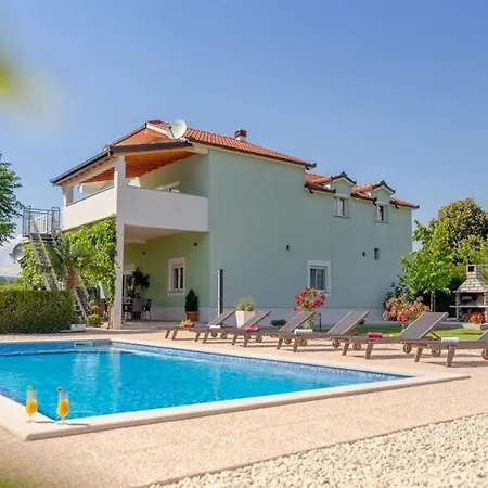 House Anetta With 5 Bedrooms Hébergement de vacances Imotski