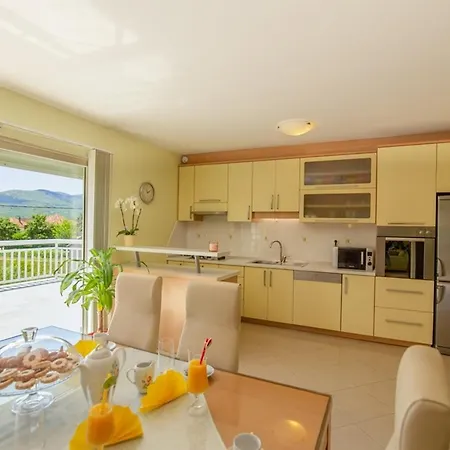 House Anetta With 5 Bedrooms * Imotski