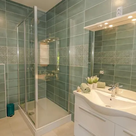 House Anetta With 5 Bedrooms Imotski