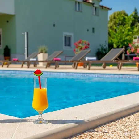 House Anetta With 5 Bedrooms Holiday home