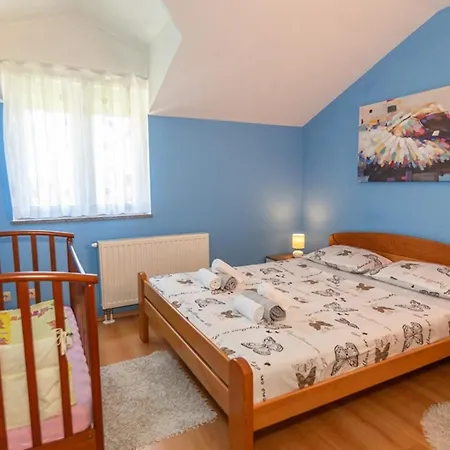 House Anetta With 5 Bedrooms Hébergement de vacances Imotski