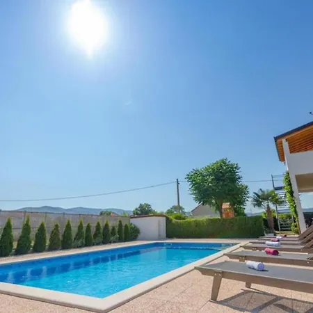 House Anetta With 5 Bedrooms Imotski