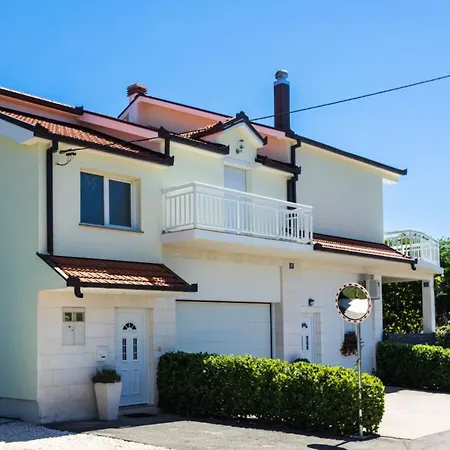 House Anetta With 5 Bedrooms Hébergement de vacances