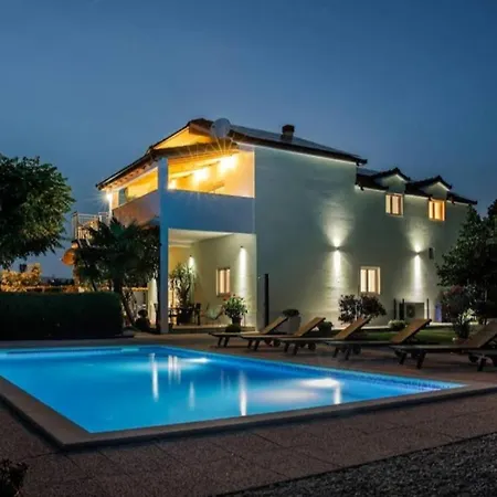 House Anetta With 5 Bedrooms * Imotski