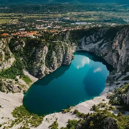 House Anetta With 5 Bedrooms Hébergement de vacances Imotski
