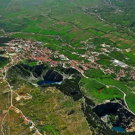 House Anetta With 5 Bedrooms Hébergement de vacances Imotski