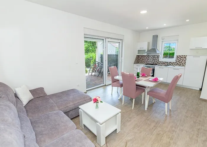 House Anetta With 5 Bedrooms Hébergement de vacances