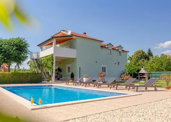 House Anetta With 5 Bedrooms Hébergement de vacances Imotski