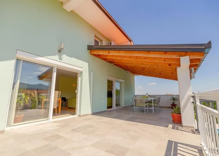 House Anetta With 5 Bedrooms Imotski