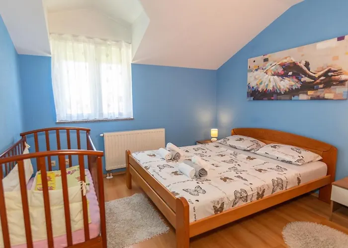 House Anetta With 5 Bedrooms Hébergement de vacances Imotski
