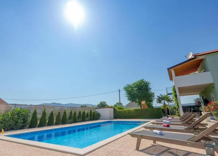 House Anetta With 5 Bedrooms Imotski